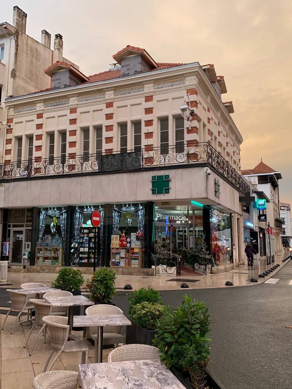 L’immeuble de la pharmacie en fin de journée, vu depuis la terrasse voisine
