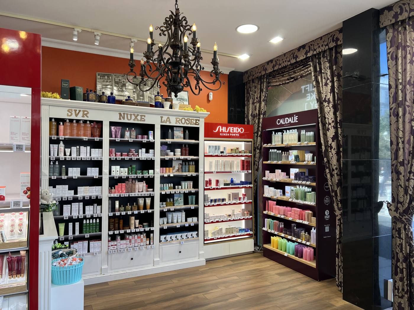 Les rayons de dermo-cosmétique sous le lustre de l’officine