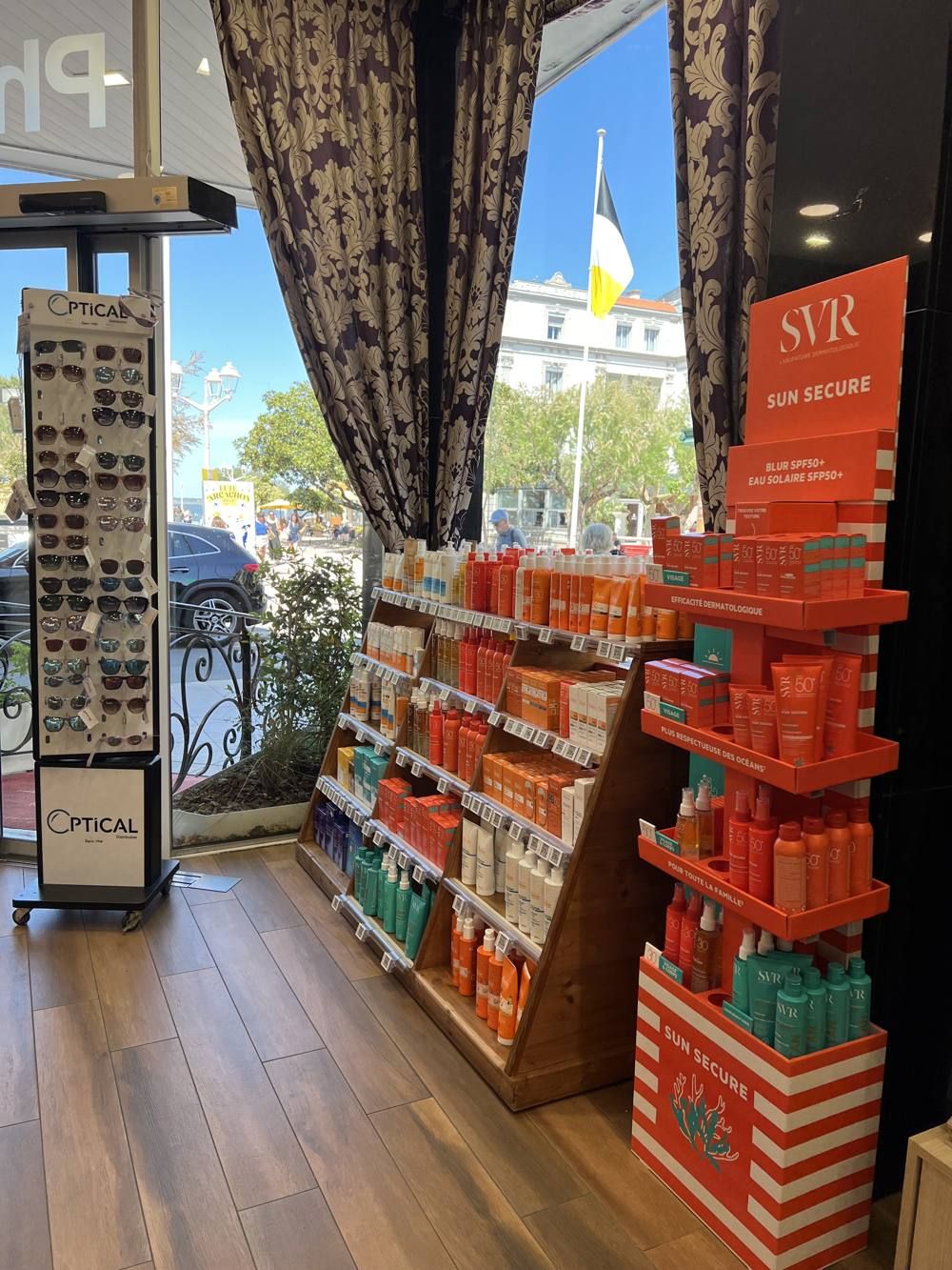 Le rayon des protections solaires devant la vitrine ouverte sur la rue